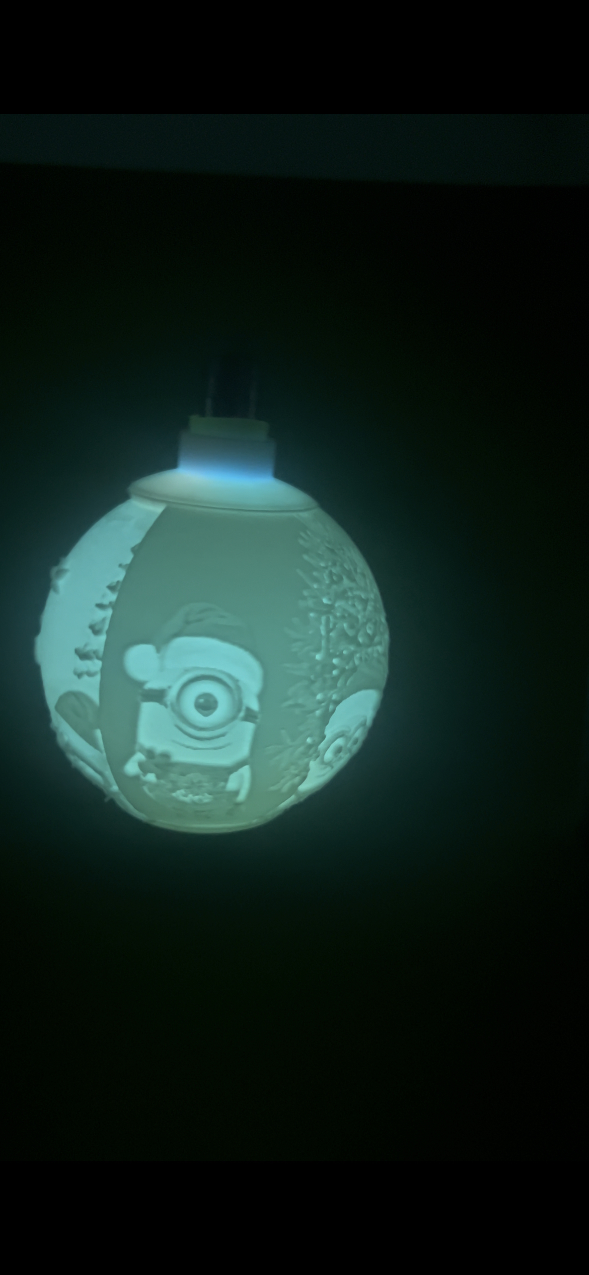 🎉👓 Boule Lumineuse Minions – Magie, Couleurs & Fun de Noël 🎄✨ – Image 4